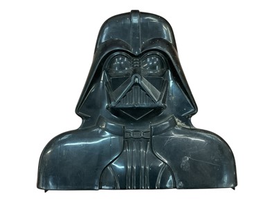 Lot 2085 - Kenner GMFGI (c1977) Star Wars 4" action figures including Darth Vader with vinyl cape and lightsaber, plus others, all loose, plus Dart Vader action figure box (14 items)