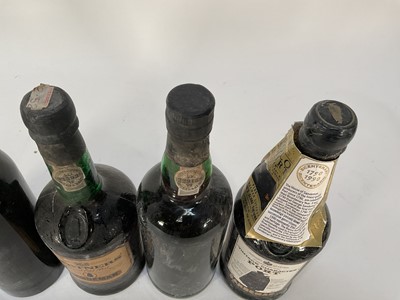 Lot 36 - Five bottles of port, Quinta Do Cachao 1975, Sandeman (x2), Peatlings 20 year old Tawney port and another bottle lacking label