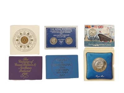 Lot 471 - World - Mixed coinage & banknotes to include G.B. Royal Mint proof sets, cupro-nickel Crowns, Two Pounds, a quantity of banknotes & other issues (Qty)