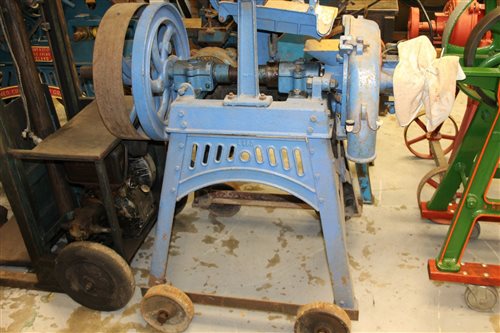 Lot 3871 - R. Hunt & Co. no. 2A Premier grinding mill in...
