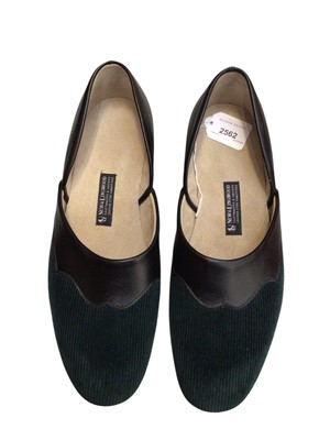 Lot 2562 - Pair of gentleman's New & Lingwood leather and green corduroy 'Eton Cord' slippers with leather soles, size 10, as new. (Retail at £295)