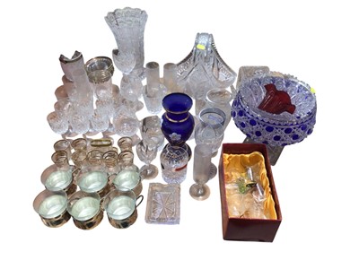 Lot 5090 - Group of glassware to include, vases, tumblers and others