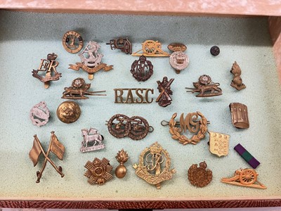 Lot 766 - Collection of cap badges, cloth military badges, shoulder titles and other items including a First World War Victory medal named to 11517 PTE. H. J. Foster. A.S.C., housed in a four draw display...
