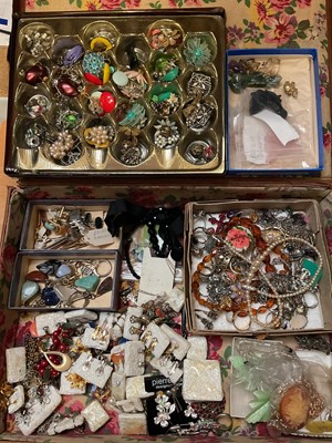 Lot 243 - Group of vintage costume jewellery inlcuding rings, paste set brooches, earrings, carved semi-precious stone pendants etc in an old leather suitcase
