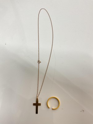 Lot 918 - 22ct gold wedding ring and a 9ct gold cross pendant on yellow metal chain
