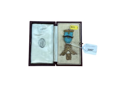 Lot 2997 - 1950's 9ct gold Masonic jewel engraved "Presented to W. Bro. A. G. Bunting, by members of the comrades lodge W. M. 1949 - 50, in fitted case.