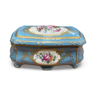 Lot 5131 - French porcelain lidded box