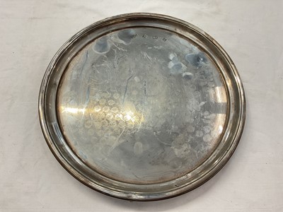 Lot 952 - Contemporary silver salver (Birmingham 1975), 25.5cm diameter