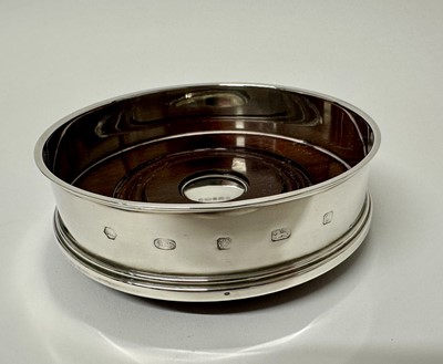 Lot 107 - Contemporary silver wine coaster with turned wooden base (London 2006)