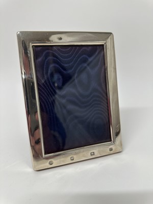 Lot 118 - Modern silver photograph frame, with velvet back (London 1989), 16cm x 12cm