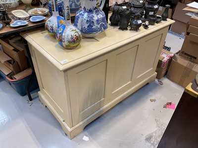 Lot 5379 - Contempory cream painted television cabinet with rise and fall mechanism.