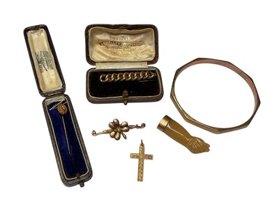 Lot 283 - Victorian 15ct gold stick pin, two Edwardian 9ct gold brooches, 9ct gold cross pendant, 9ct gold bangle and a craved hardstone fist pendant with yellow metal mount