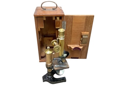 Lot 3019 - Late 19th / early 20th century lacquered microscope by E. Leitz, No. 85023, in a mahogany case