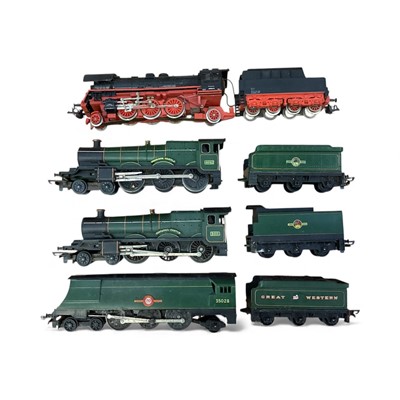 Lot 2115 - Triang TT & N Gauge locomotives including Merchant Navy Class, Castle Class, Prairie Steam locomotive, DMU and Diesel, plus coaches, loose (1 box)