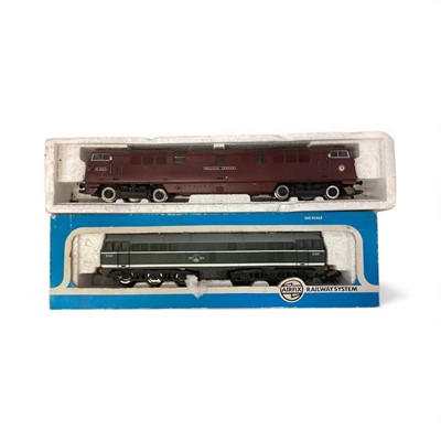 Lot 2114 - Hornby OO Gauge BR maroon Class 52 diesel Western Courier D1062 and Airfix Class 31 diesel D5531, plus rolling stock (1box)
