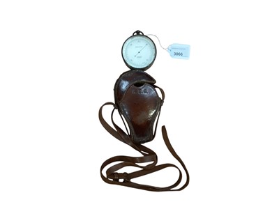 Lot 3066 - Early 20th cenutry lacquered metal pocket barometer with silvered dial by Lennie, Edinburgh, in a brown leather case, barometer 7cm in overall diameter.