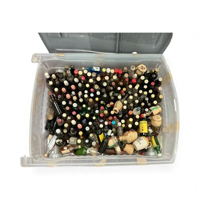 Lot 3100 - Three boxes of assorted alcohol miniatures.