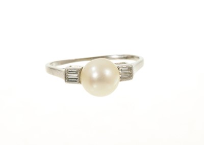 Lot 498 - Cultured pearl and diamond ring