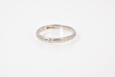 Lot 499 - Platinum wedding ring