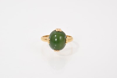 Lot 500 - Gold and cabochon green stone / nephrite jade ring