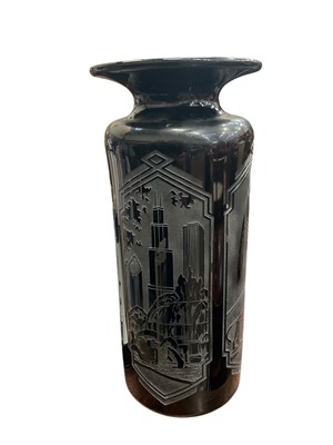 Lot 202 - Steve Correia etched glass vase, with scenes of Chicago, signed and numbered from a limited edition of 1500