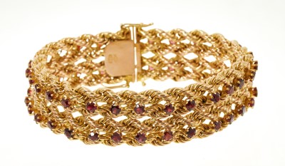 Lot 507 - 14ct gold and garnet bracelet