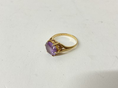 Lot 921 - Synthetic alexandrite single stone ring in gold setting
