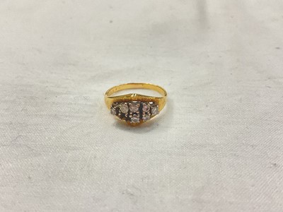 Lot 934 - 18ct gold diamond cluster ring (one stone missing)