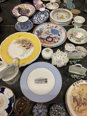 Lot 147 - Decorative ceramics and glass