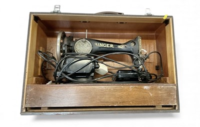 Lot 470 - Vintage Singer sewing machine in case.