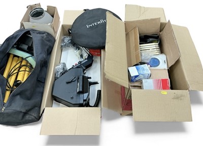 Lot 493 - Collection of miscellaneous photographic equipment to include lights, tripods and other items.