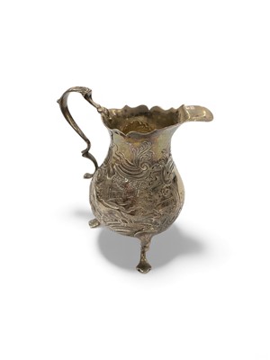 Lot 999 - Georgian silver cream jug with repousse fox and hound decoration, 2ozs