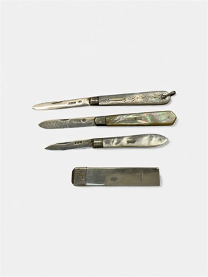 Lot 997 - Three silver and mother o pearl mounted folding pocket fruit knives and silver lighter (4)