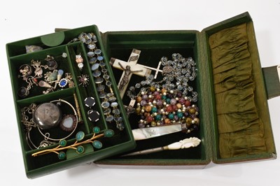 Lot 531 - Group of Victorian and later jewellery within a green leather jewellery case