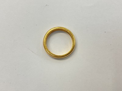 Lot 902 - 22ct gold wedding band