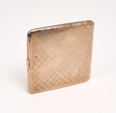 Lot 216 - George V silver and gold cigarette case of rectangular form with chequered engine turned decoration