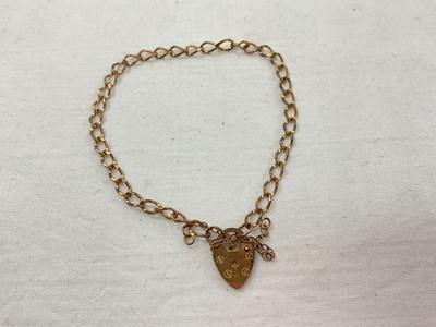 Lot 943 - 9ct gold chain bracelet with padlock clasp