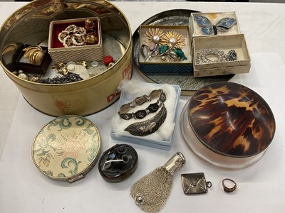 Lot 982 - Group of vintage paste set costume jewellery, 'Siam Sterling' bracelet and brooch, Victorian 9ct gold broken ring, silver mounted tortoise shell glass powder pot, miniature silver envelope stamp...