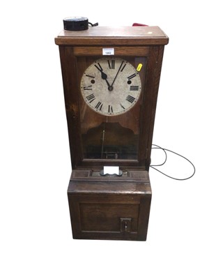 Lot 1462 - Early 20th century oak clocking in clock