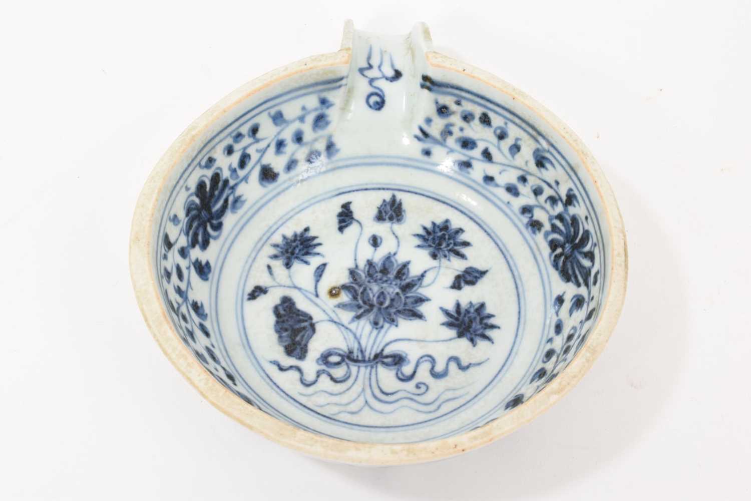Lot 73 - Chinese blue and white bowl
