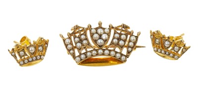Lot 504 - 9ct gold and seed pearl mural crown brooch and matching pair of earrings