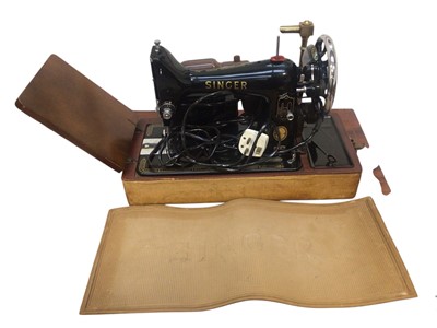 Lot 5110 - Singer sewing machine in case.