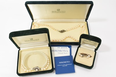 Lot 527 - Cultured pearl necklace with white gold clasp, together with a similar bracelet and earrings