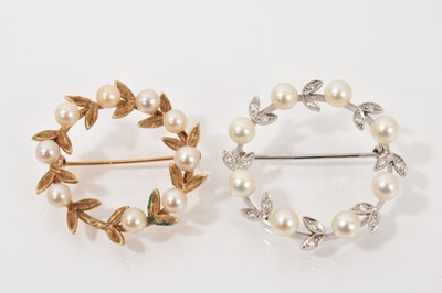 Lot 481 - Two cultured pearl wreath brooches