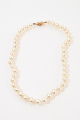 Lot 480 - Cultured pearl necklace with an 18ct gold clasp