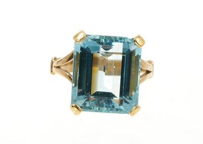Lot 438 - Aquamarine single stone ring