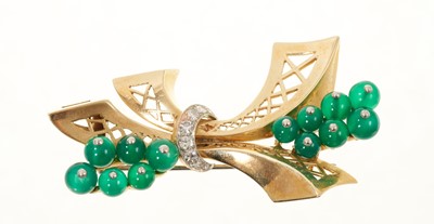 Lot 422 - 1940s Odeonesque gold diamond and green set set bow brooch