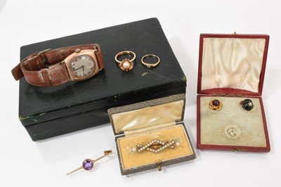 Lot 427 - Group of antique and later gold and yellow metal jewellery within a Victorian green leather jewellery box
