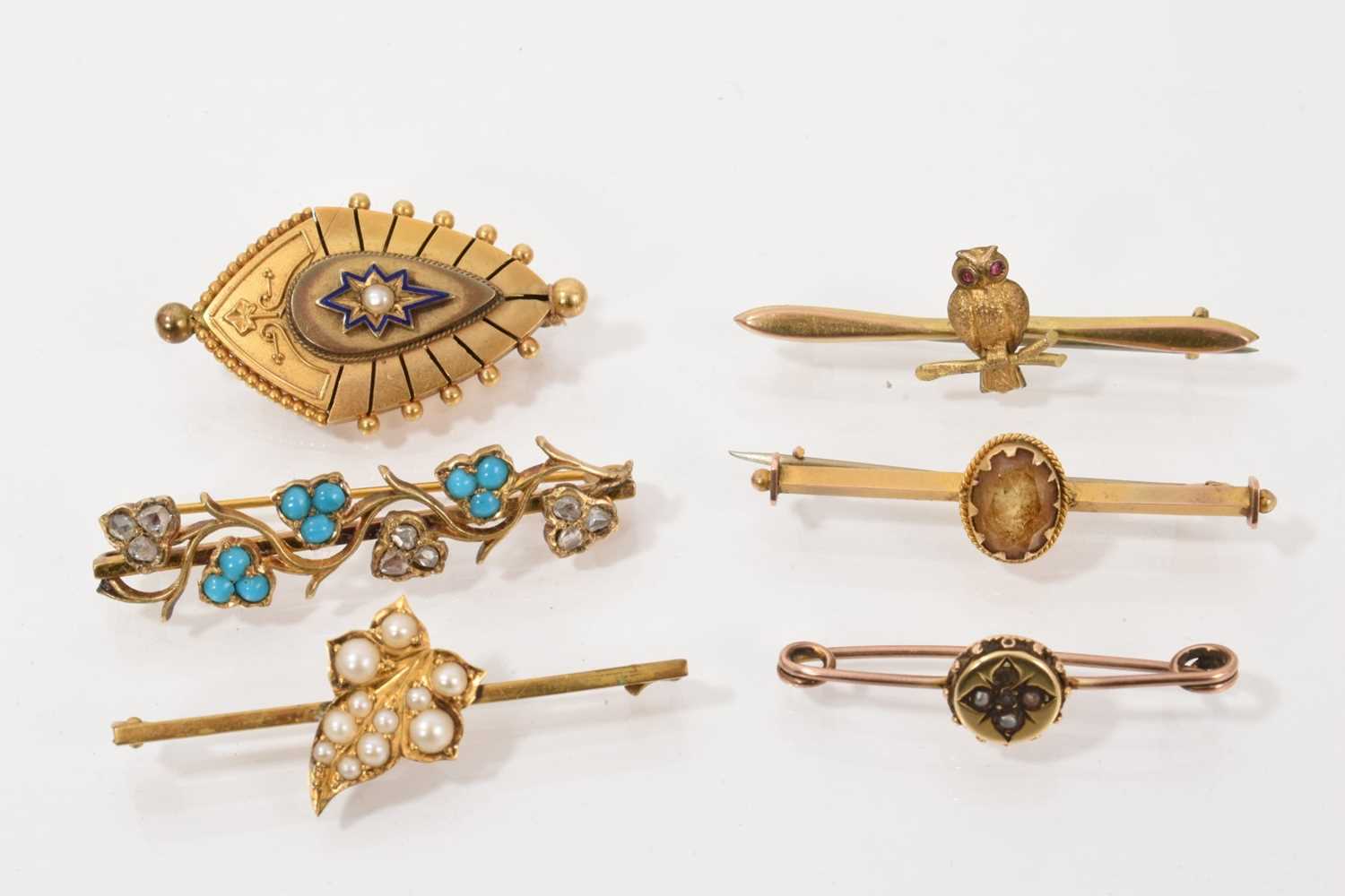 Lot 457 - Group of Victorian and later gold and yellow metal brooches