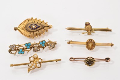 Lot 457 - Group of Victorian and later gold and yellow metal brooches